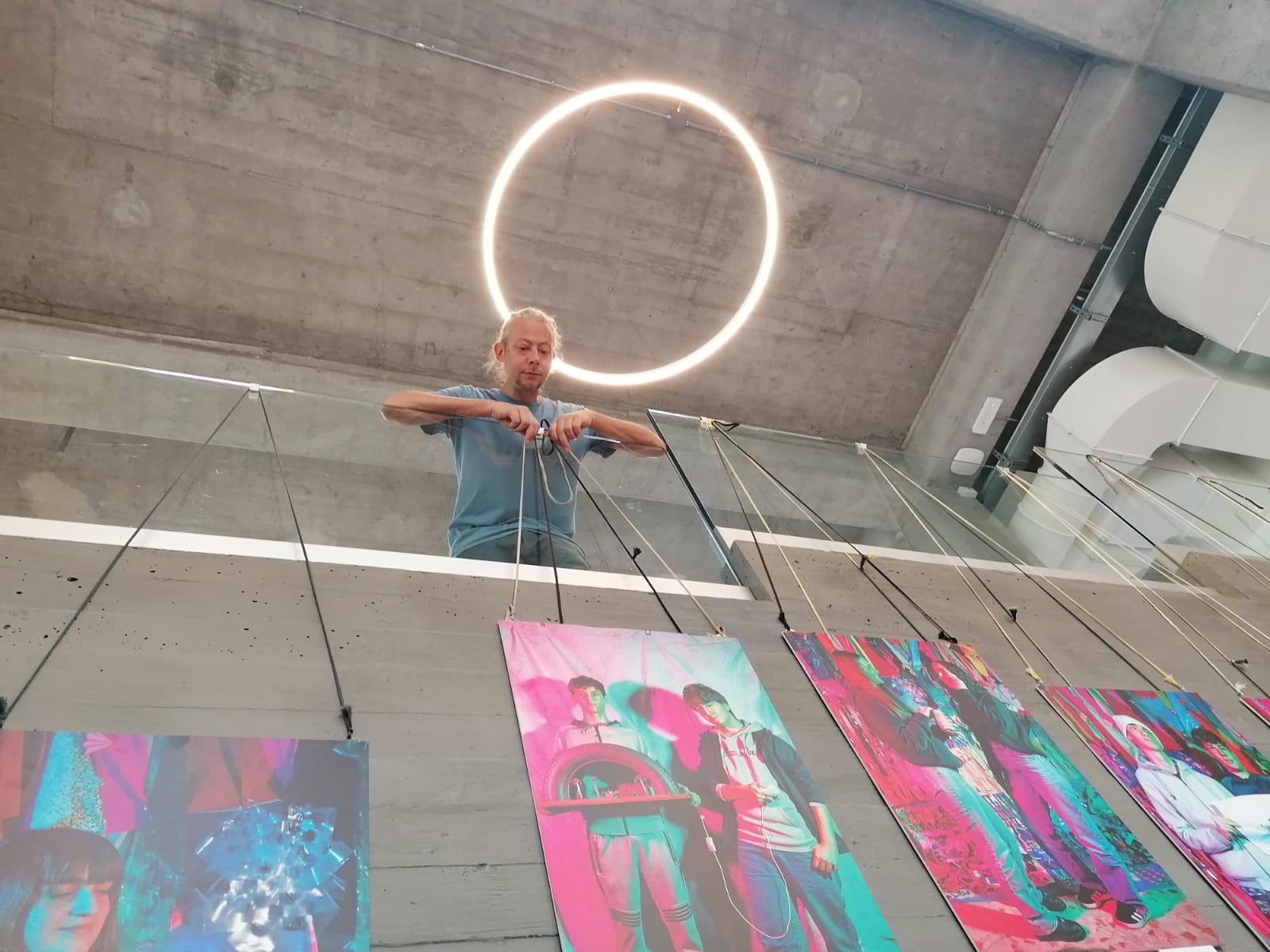 Mostra fotografica Una luce diversa fa la differenza (progetto Vorrei uno sfondo diverso), ideata dall’Ufficio Scuole ed Educazione Ambientale di Amia Verona Spa in collaborazione con RUS – Rete delle Università per lo Sviluppo sostenibile Univr, a cura del fotografo Emiliano Rovina (estate 2025)_allestimento